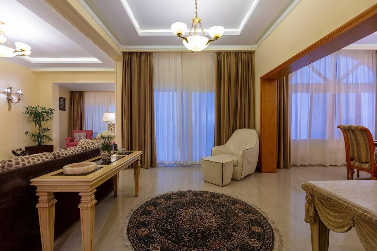 Egyptian cotton sheets, hypo-allergenic bedding, minibar, in-room safe