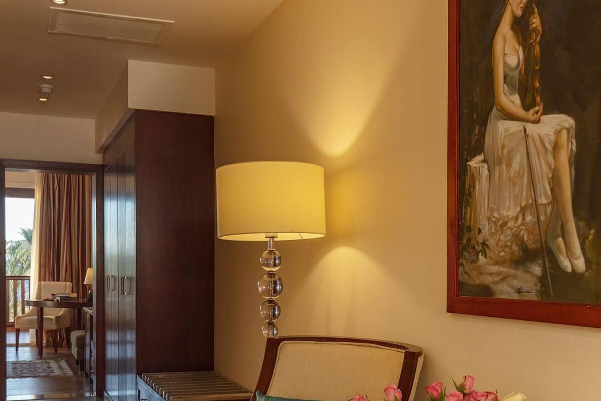 Egyptian cotton sheets, hypo-allergenic bedding, minibar, in-room safe