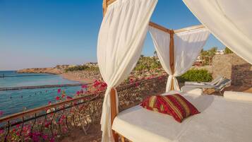 En la playa, camas de playa gratis, sillas reclinables de playa