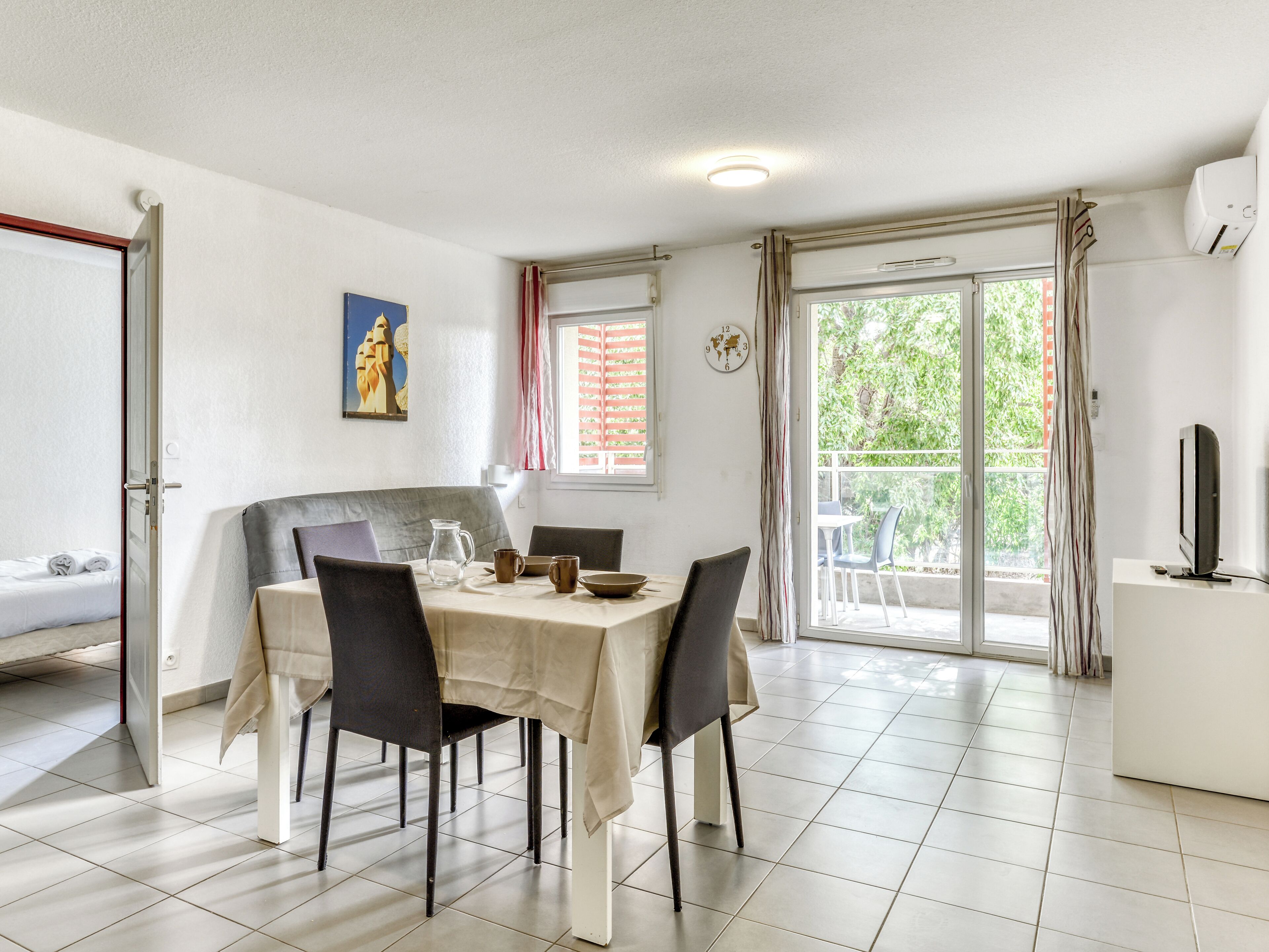 Apartamento, 1 habitación, balcón | Zona de estar | Una televisión