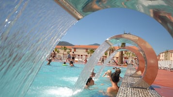 Una piscina al aire libre de temporada