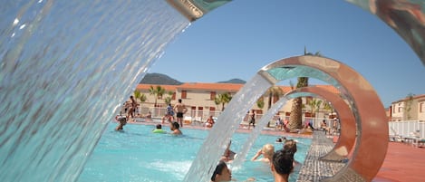 Una piscina al aire libre de temporada