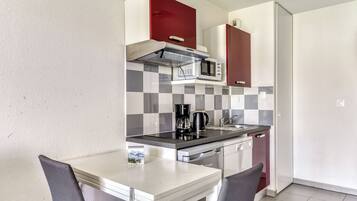 Studio (Cabine 4 Personnes) | Private kitchen | Fridge, microwave, stovetop, dishwasher
