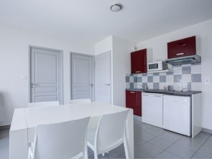 Tủ lạnh, lò vi sóng, bếp nấu, máy rửa bát
