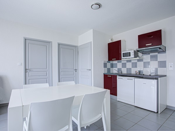 Frigorífico, microondas, placa de cocina y lavavajillas