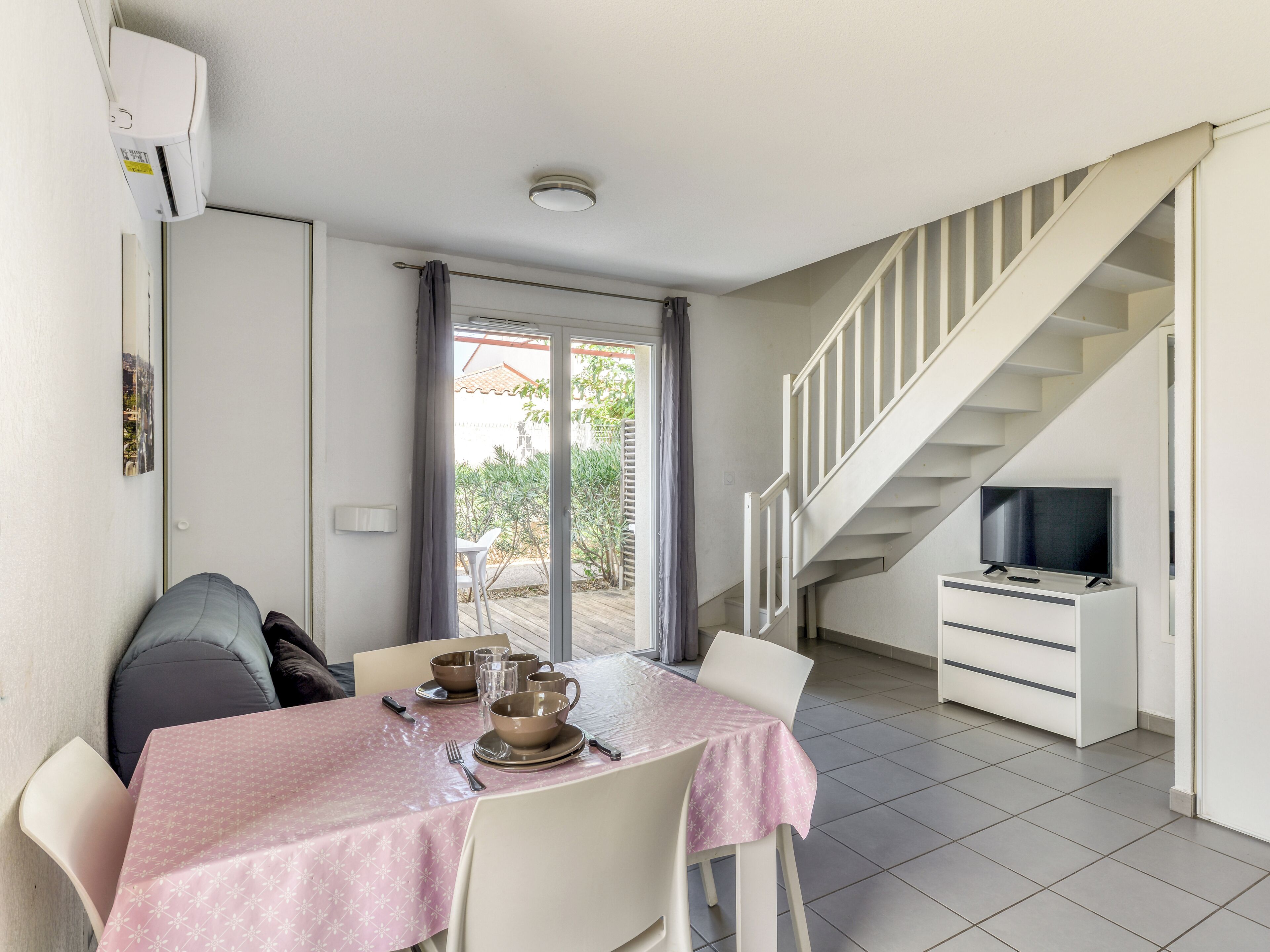 House 1 room + 1 night corner air conditioned 6 people | Living area | TV