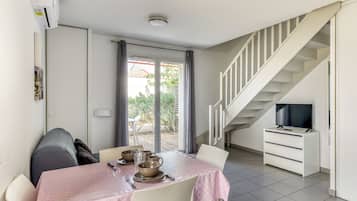 House 1 room + 1 night corner air conditioned 6 people | Living area | TV