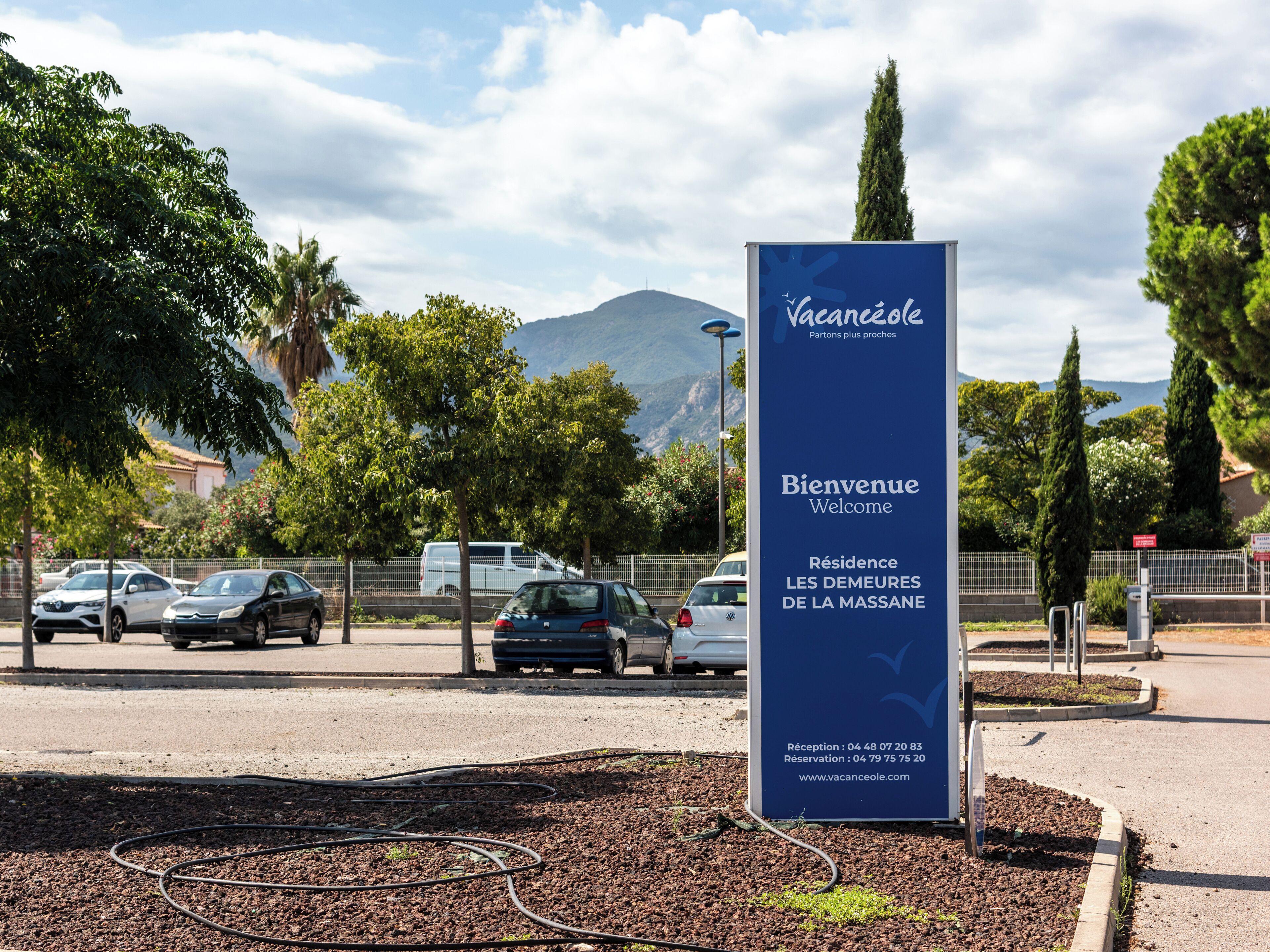 A signboard with 'Bienvenue' and contact information for a property named 'Vacanceole.'
