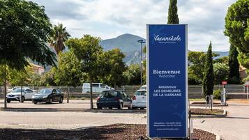 A signboard with 'Bienvenue' and contact information for a property named 'Vacanceole.'