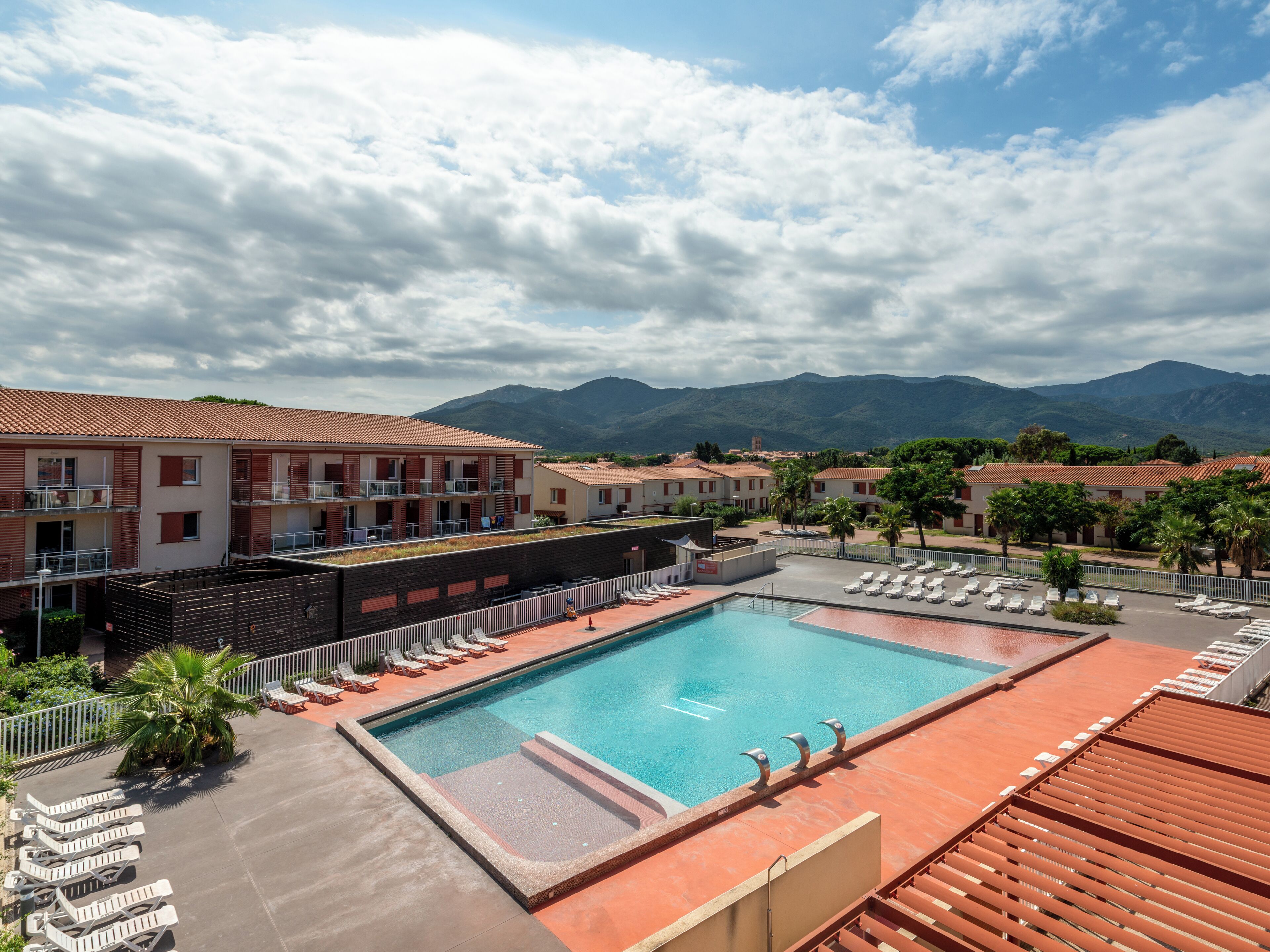 Een seizoensgebonden buitenzwembad