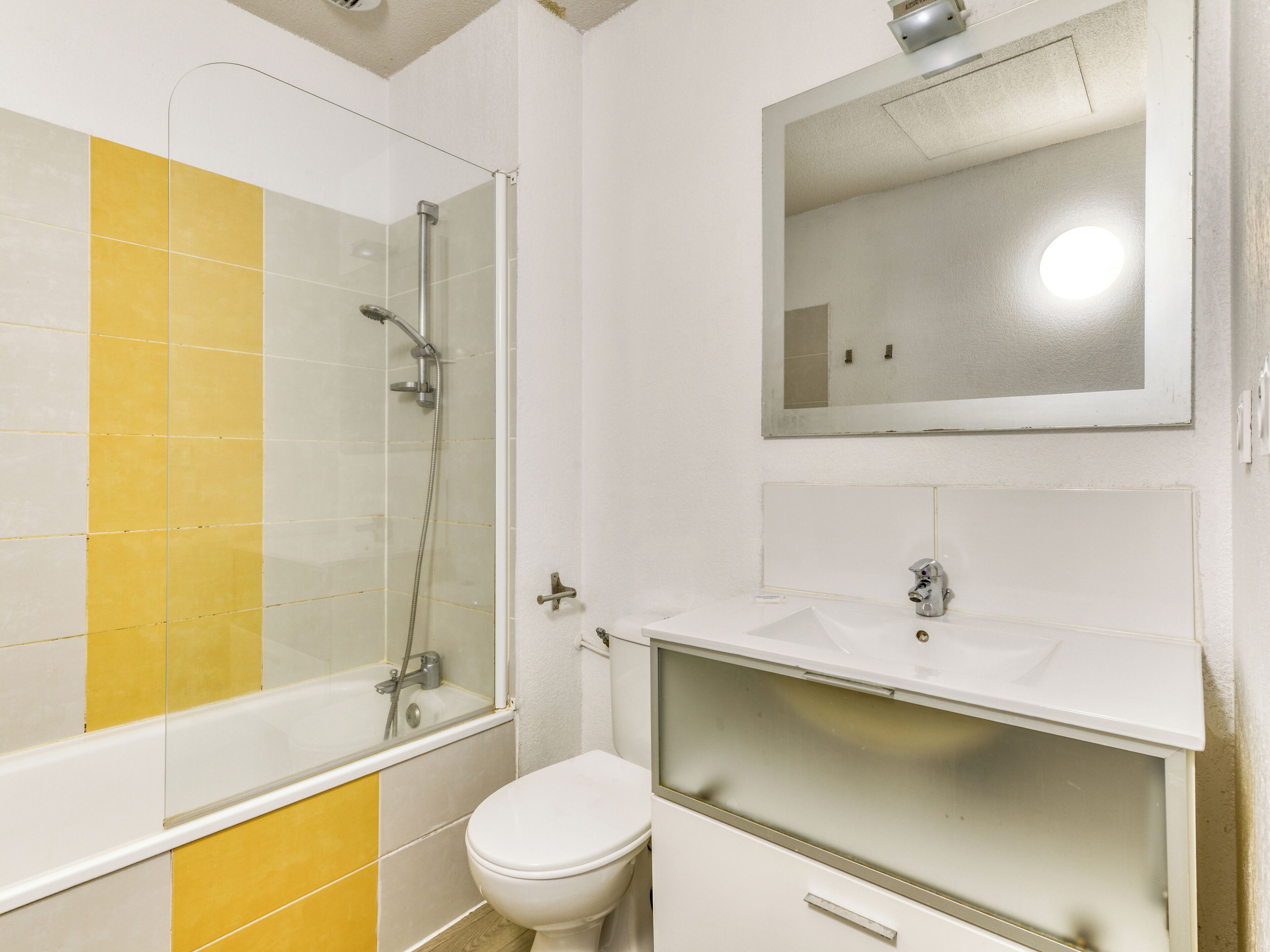 Un baño con ducha, inodoro y lavamanos.