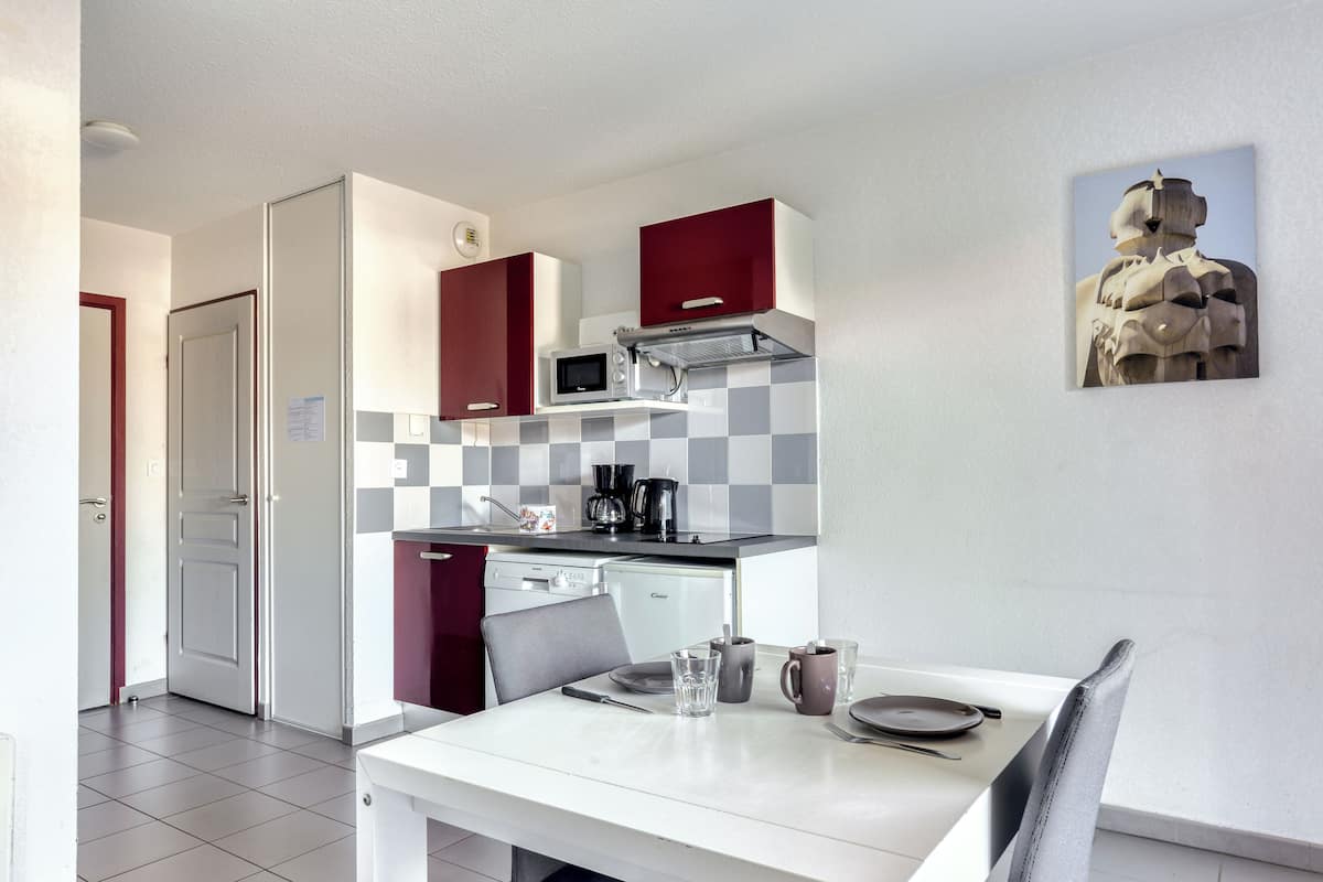 Estudio | Cocina privada | Frigorífico, microondas, placa de cocina y lavavajillas