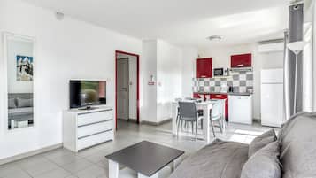 Estudio, cocina básica | Zona de estar | Una televisión