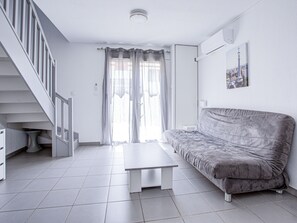 Casa, 2 habitaciones, balcón | Zona de estar | Una televisión