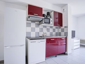 Frigorífico, microondas, placa de cocina y lavavajillas