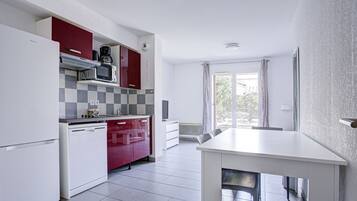 Een koelkast, een magnetron, een kookplaat, een vaatwasser