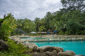 Piscina all'aperto, cabanas (a pagamento), ombrelloni da piscina