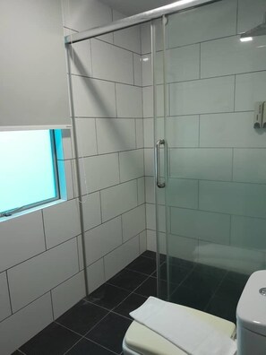 Deluxe Studio, 1 King Bed, Kitchen | Bathroom | Shower, free toiletries, hair dryer, bidet - Hotel Regal Vista (Ipoh)