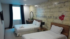 In-room safe, desk, blackout curtains, iron/ironing board - Hotel Regal Vista (Ipoh)