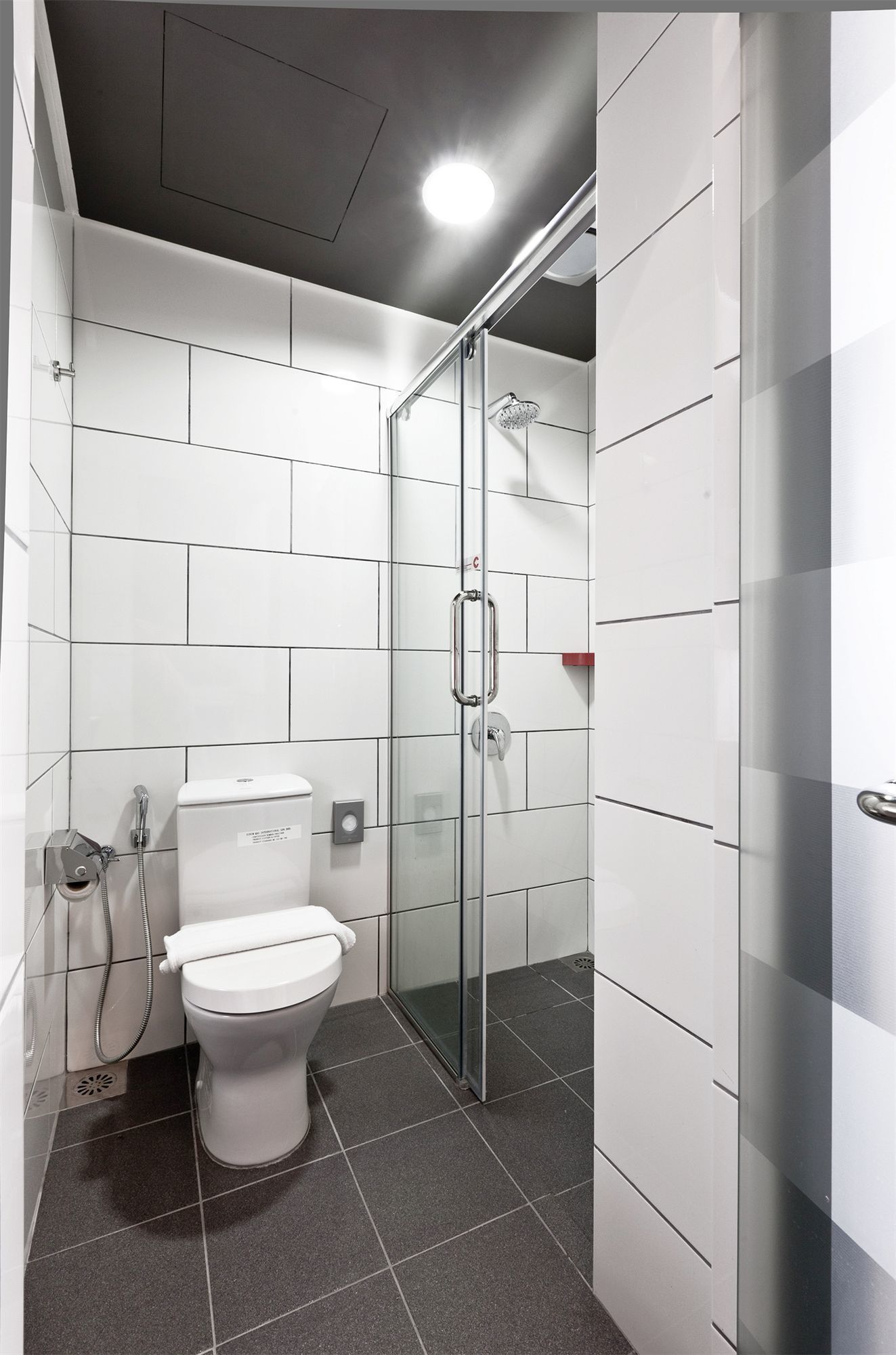 Standard Twin Room | Bathroom | Shower, free toiletries, hair dryer, bidet