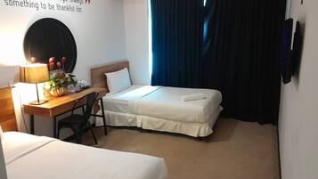 Zimmersafe, Schreibtisch, Verdunkelungsvorhänge, Bügeleisen/Bügelbrett