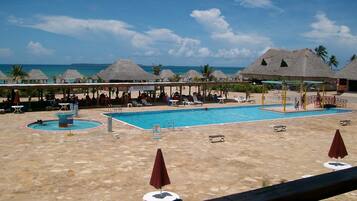 Piscine extérieure, parasols de plage, chaises longues