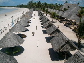 En la playa, camas de playa gratuitas y toallas de playa 