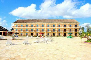 Plage, cabines gratuites, serviettes de plage, beach-volley