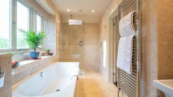 Deluxe Room, 1 King Bed | Bathroom | Free toiletries, hair dryer, towels, soap
