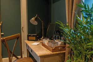 高级双人房 | 特色装修、特色家居、办公桌、笔记本电脑工作区