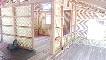 Escritorio, cuna de viaje y ropa de cama