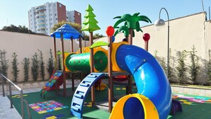 Un parque infantil con toboganes y estructuras para escalar.