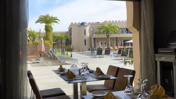 3 restaurantes; se sirve desayuno, almuerzo y cena; cocina italiana