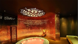 A spa room with a hot tub, wooden flooring, and a decorative ceiling. - Adam Park Hotel & Spa Marrakech (Marrakech)