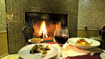 3 restaurantes; se sirve desayuno, almuerzo y cena; cocina italiana