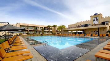 Piscina externa, espreguiçadeiras