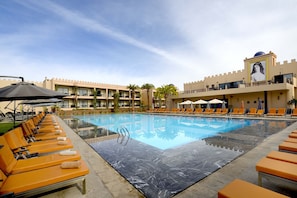 Piscine extérieure, chaises longues