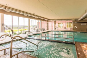 室内游泳池，07:00 至 22:00 开放，日光浴躺椅