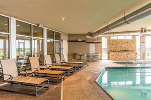 Piscina interna, funciona das 7h às 22h, espreguiçadeiras