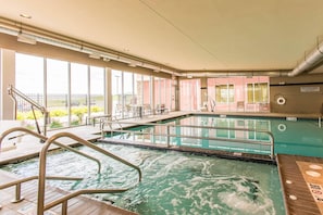 Piscine intérieure, accès possible de 7 h à 22 h, chaises longues