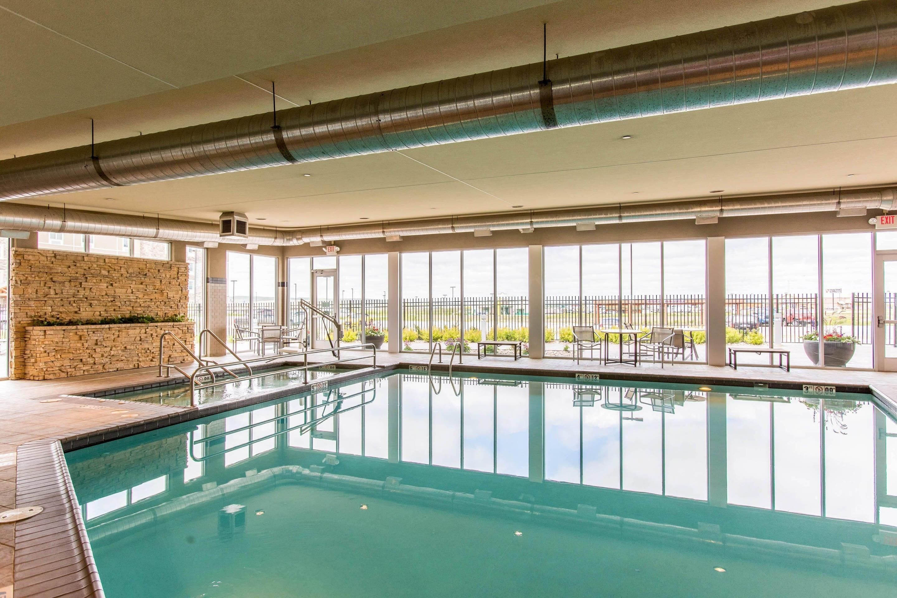 Piscina coperta, con ingresso dalle 07:00 alle 22:00, lettini