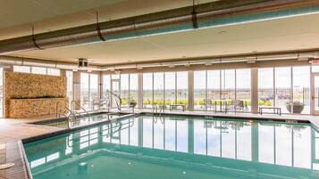 Piscina coperta, con ingresso dalle 07:00 alle 22:00, lettini
