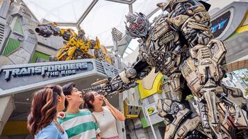 Una gran exposición temática de Transformers con una figura robot destacada y un cartel que dice