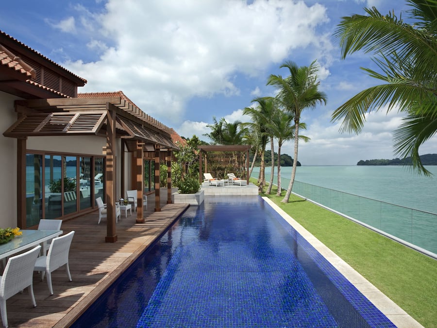 Untuvapeitot, ilmaiset minibaarituotteet, tallelokero huoneessa