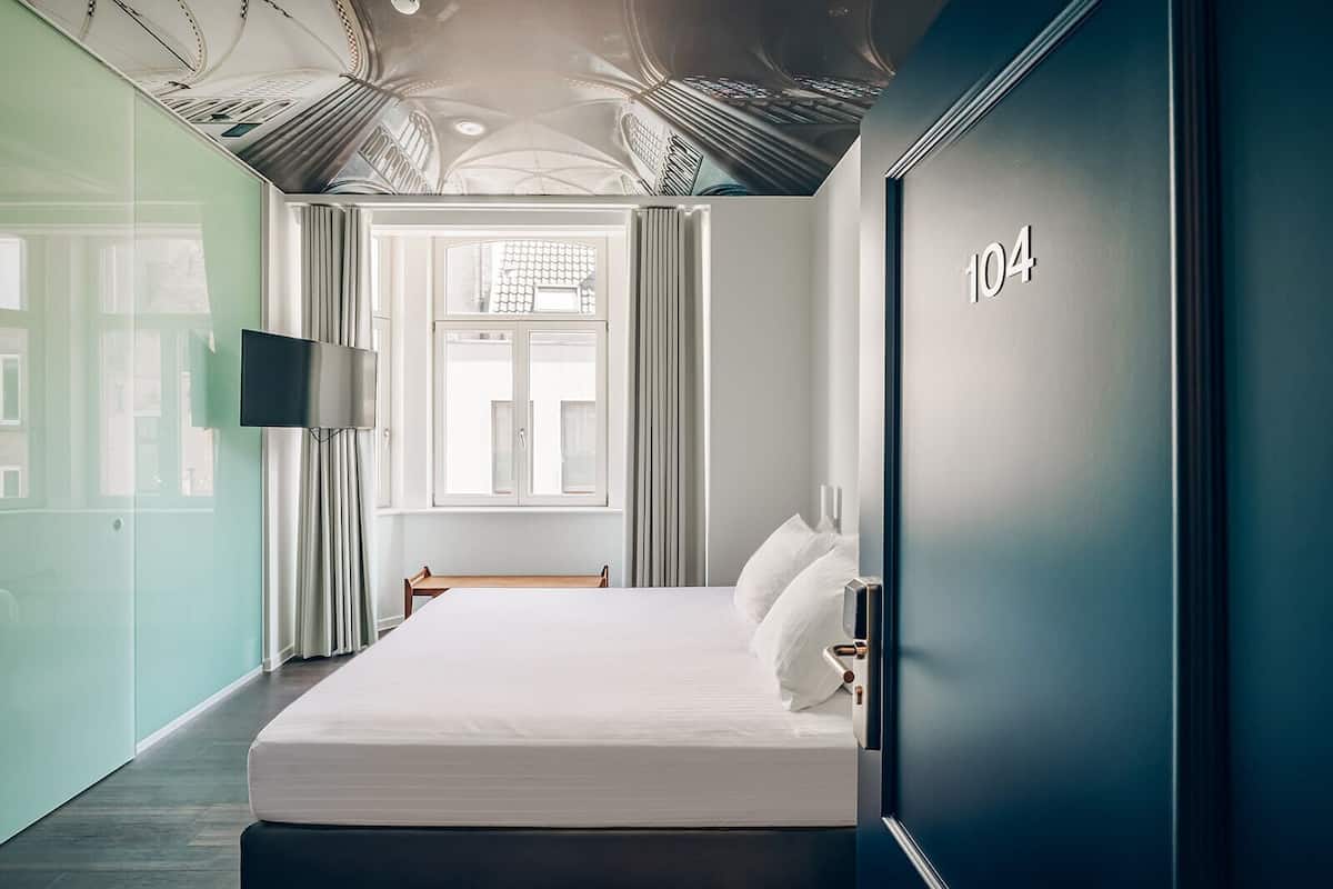 Deluxe tweepersoonskamer | Een kluis op de kamer, verduisterende gordijnen, gratis wifi