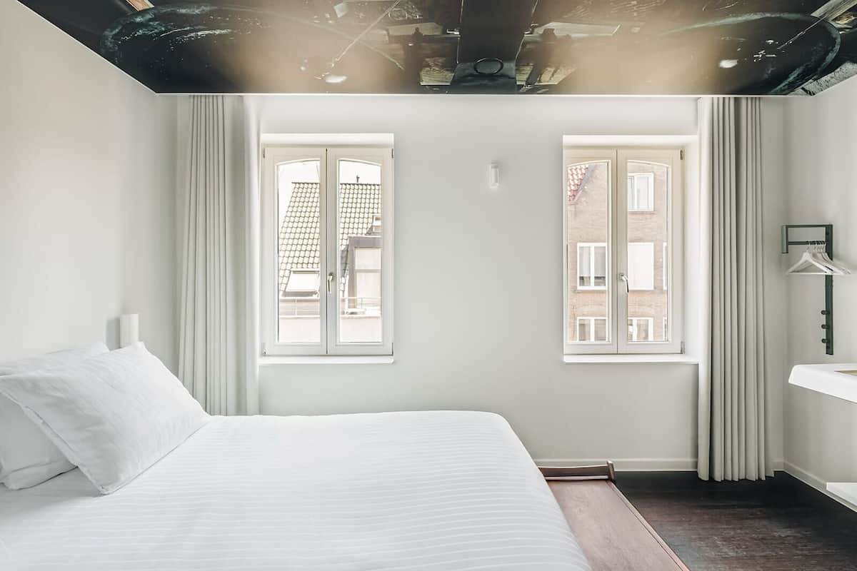 Standaard tweepersoonskamer | Een kluis op de kamer, verduisterende gordijnen, gratis wifi