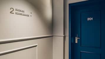 Ein Flur mit einem Schild, das 'ZIMMER 201' und 'ZIMMER 202-208' ausweist.