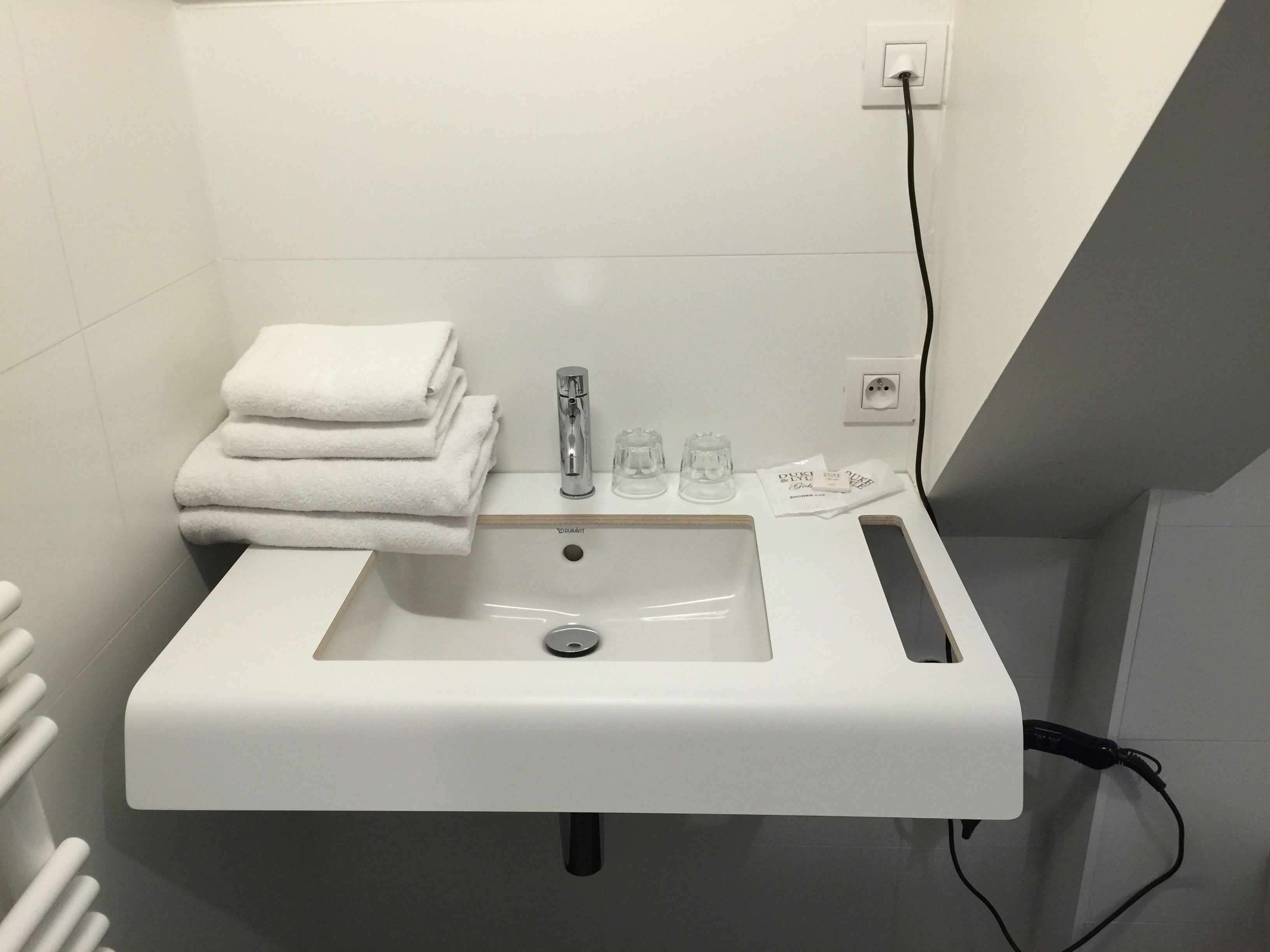 basic double room | bathroom sink