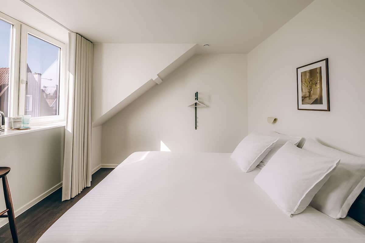 Comfort tweepersoonskamer | Een kluis op de kamer, verduisterende gordijnen, gratis wifi