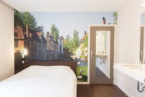 Caja fuerte, escritorio, cortinas opacas y wifi gratis